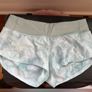 LULULEMON SPEED UP LOW-RISE SHORTS SIZE 4.